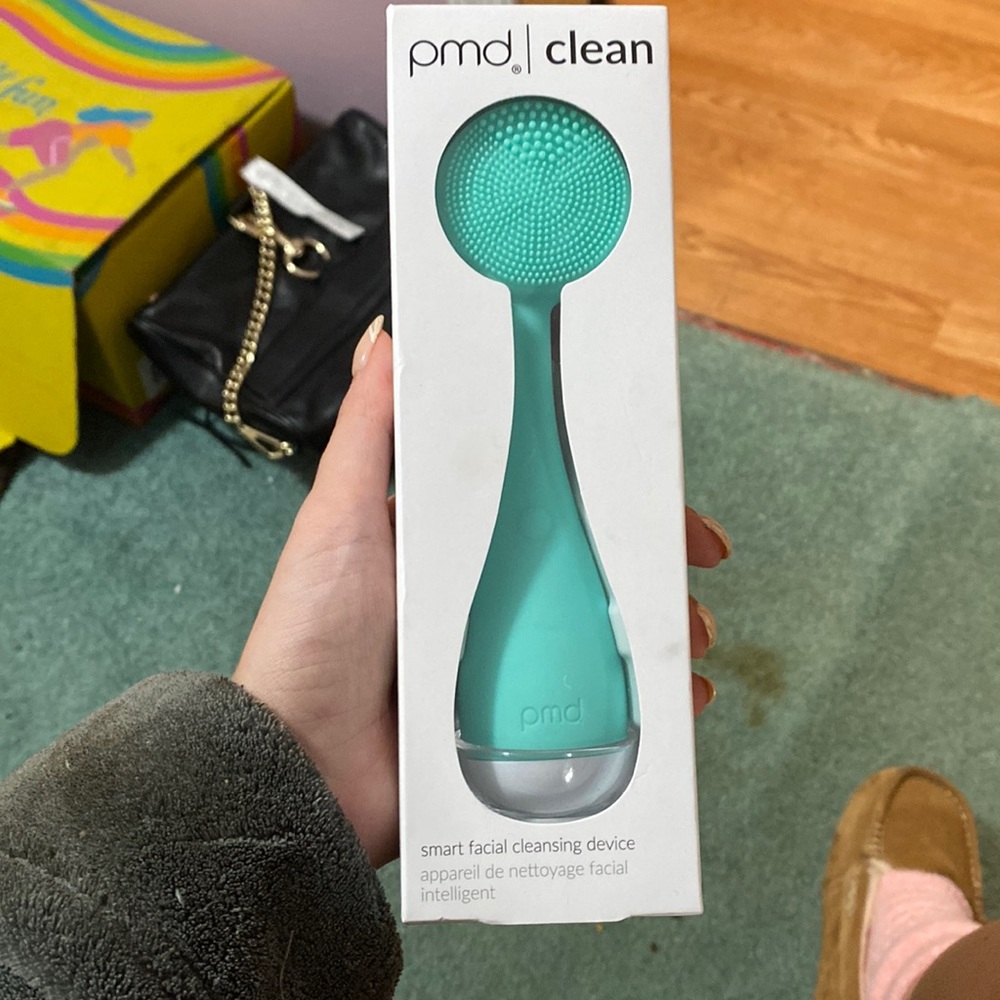PMD clean smart facial cleansing device
